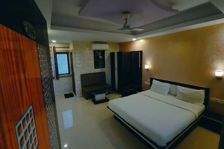 Room 4 of 13