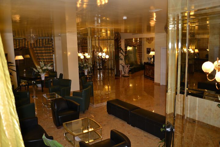 Lounge 18 of 20