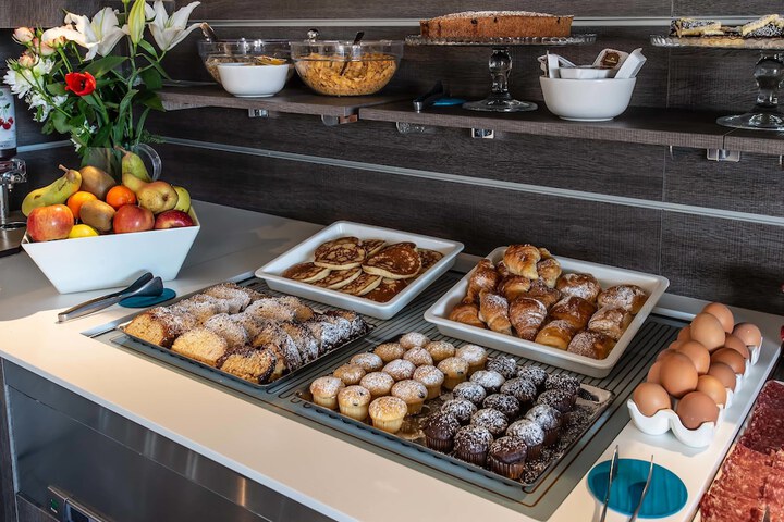 Breakfast/Coffee Service 96 of 122