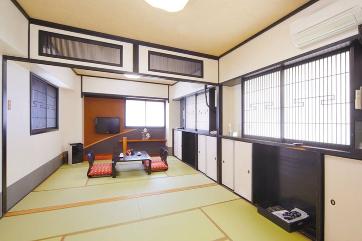 Room 8 of 33