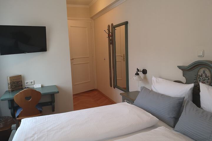 Room 11 of 111
