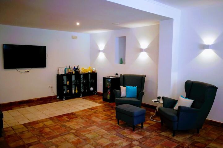 Lounge 54 of 79