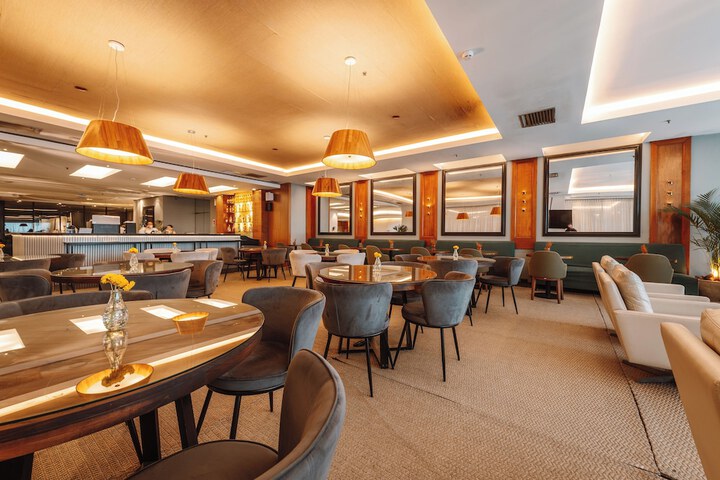 Lounge 64 of 77