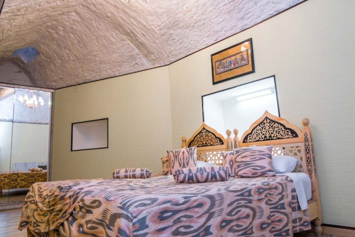 Room 4 of 83