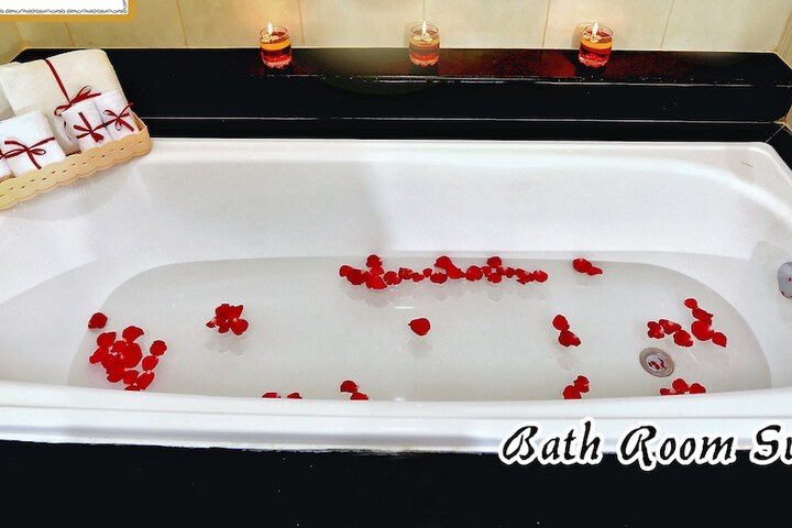 Deep soaking bathtub