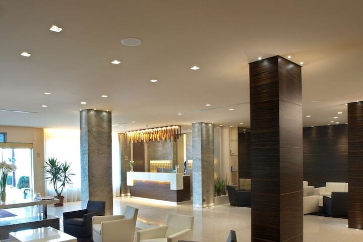 Entrance & Lobby