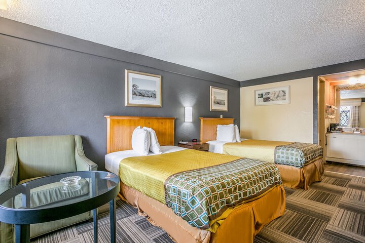 2 Double Beds (12 of 12)