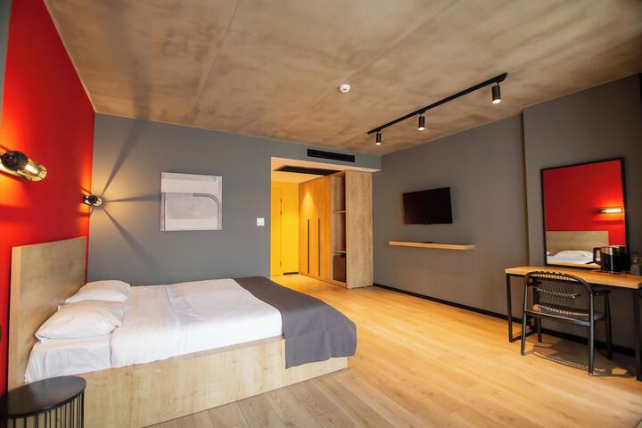 Room 10 of 32
