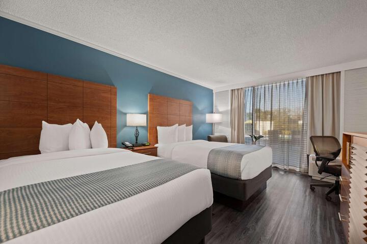 Double Accessible Queen Size Bed (16 of 18)