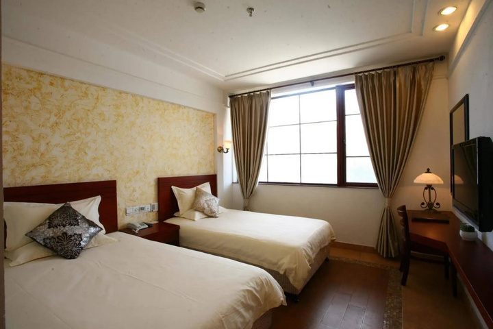 Room 5 of 12