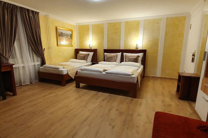 Room 33 of 266