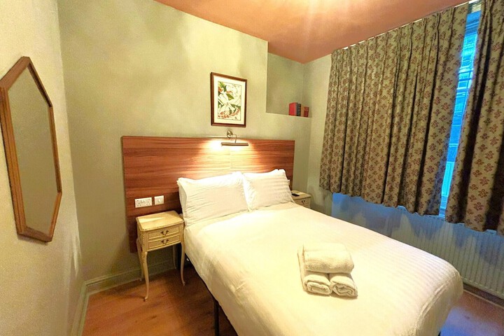 Room 3 of 43