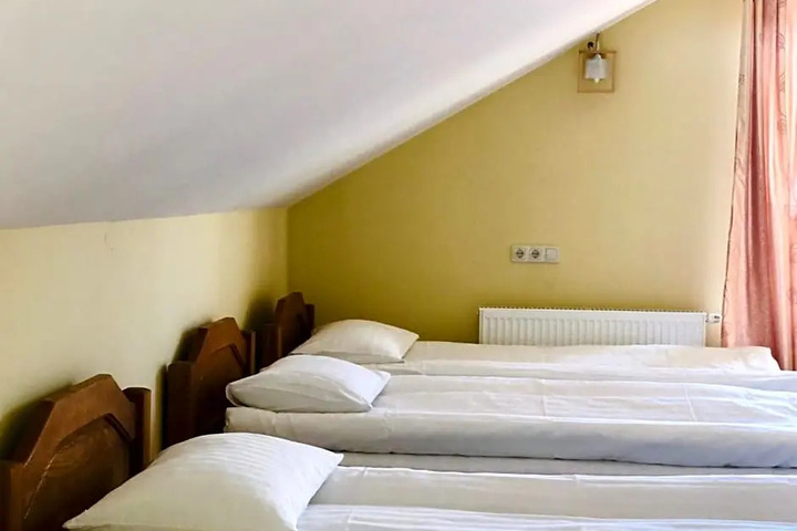 Room 4 of 10
