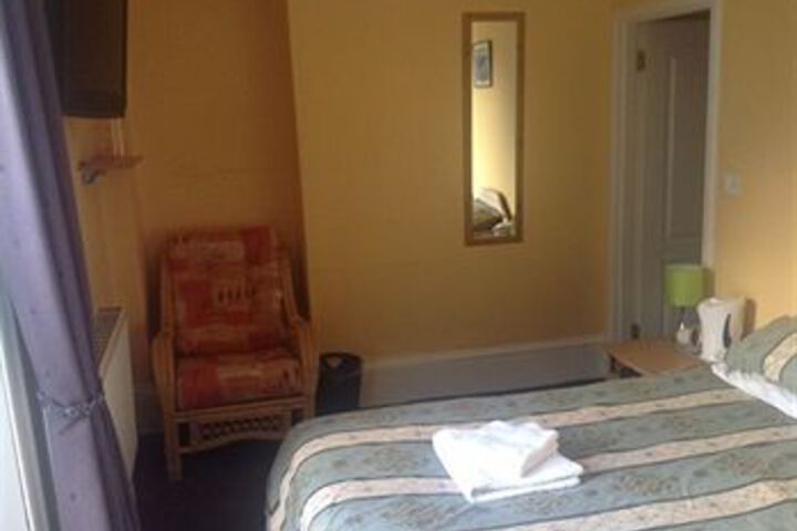 Room 5 of 12