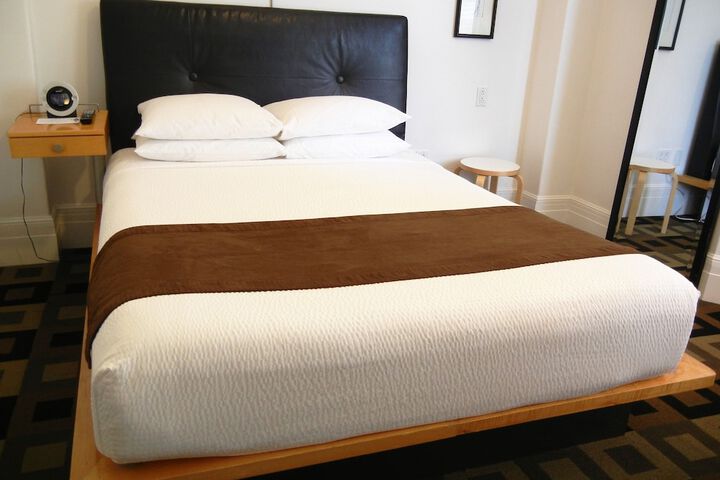Deluxe Room 1 Queen Bed (13 of 13)