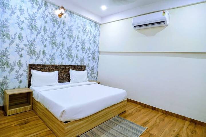 Room 6 of 18
