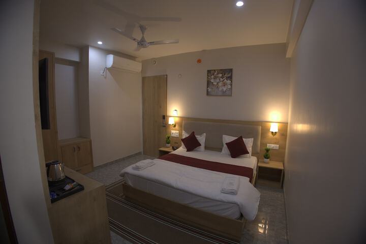 Room 4 of 16