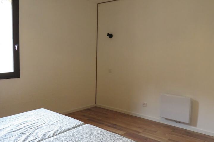 Room 8 of 28