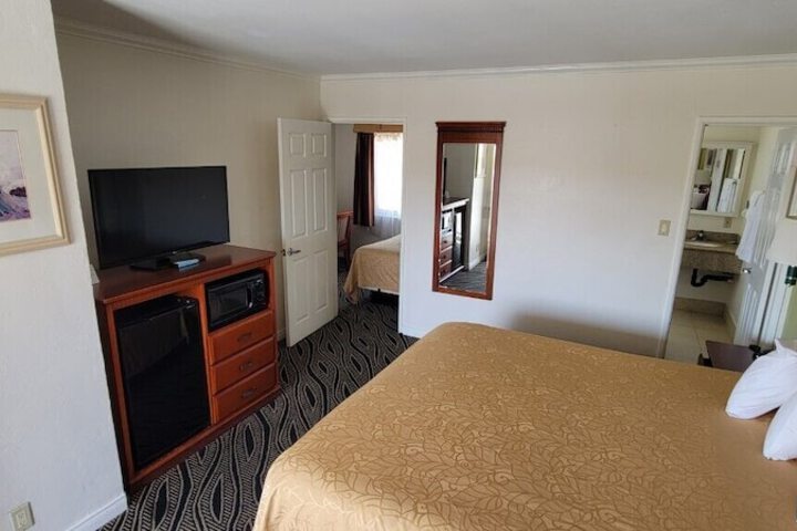 Standard | King Bed (5 of 7)