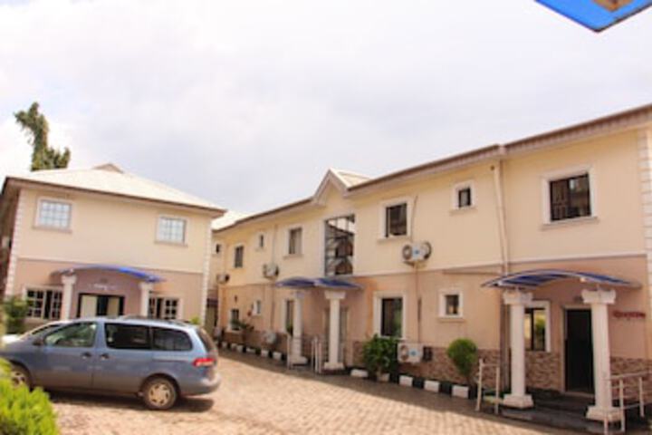 DANIEL SUITES