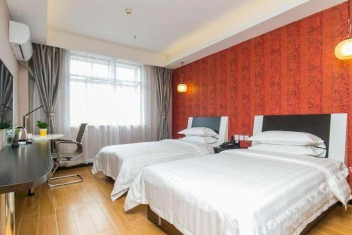 Yunshang Siji Chain Hotel Jinghong Manting Park