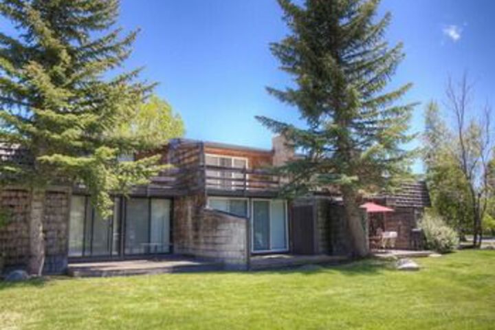 Great Value Home Just Steps from The Lake by RedAwning