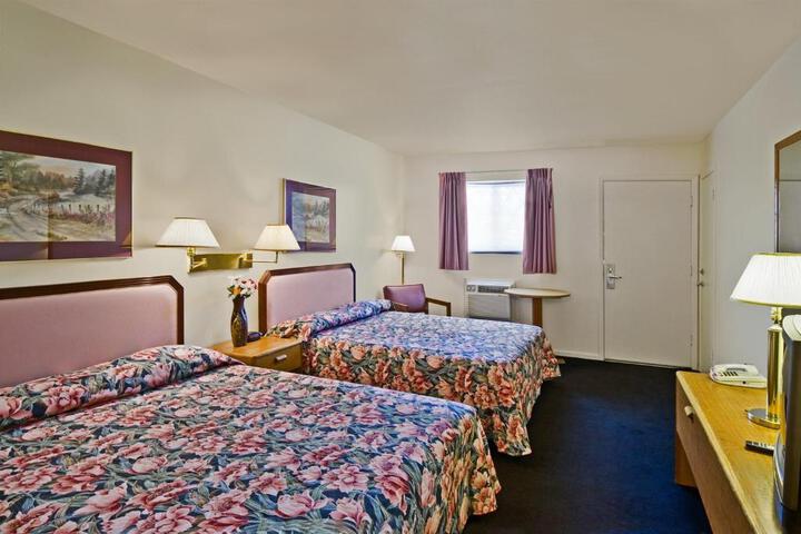 2 Double Beds (3 of 6)