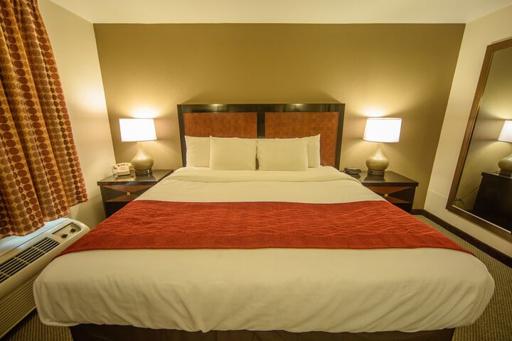 Premium King Bed (3 of 17)
