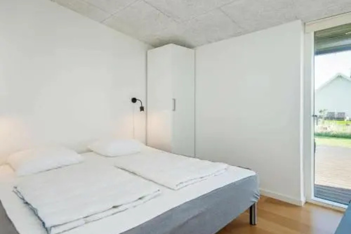Room 4 of 16