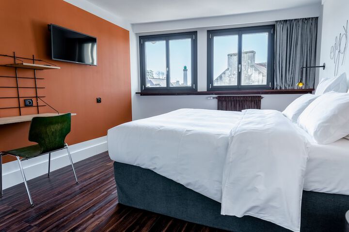 Room 2 of 36