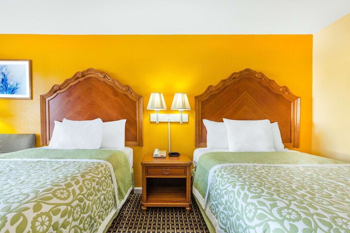 2 Double Beds (6 of 8)