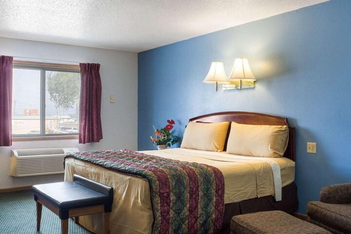 1 Queen Bed (8 of 9)