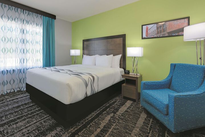 1 King Bed (8 of 18)