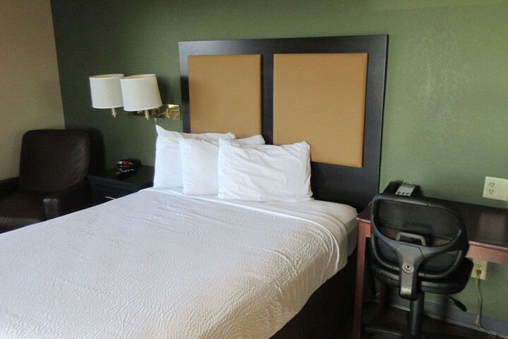 1 Queen Bed (19 of 30)