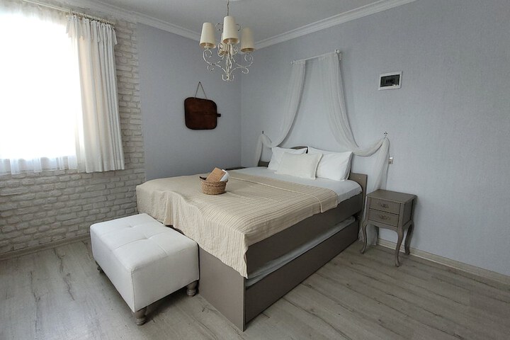 Room 8 of 85