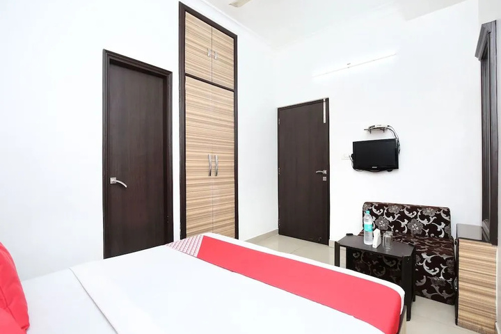 Room 5 of 12
