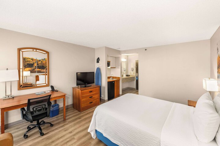 1 Queen Bed Accessible Room (3 of 10)