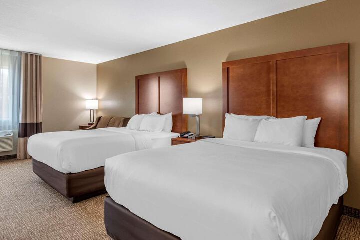 2 Queen Beds (12 of 14)