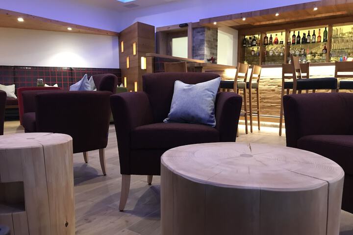Lounge 43 of 62