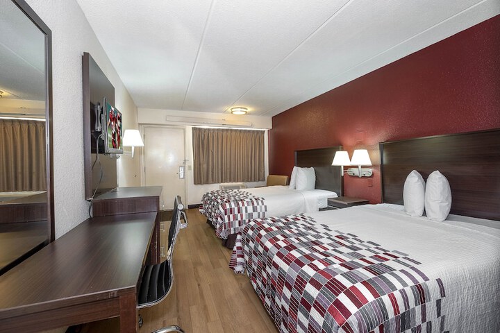 Double Deluxe King Bed (8 of 9)