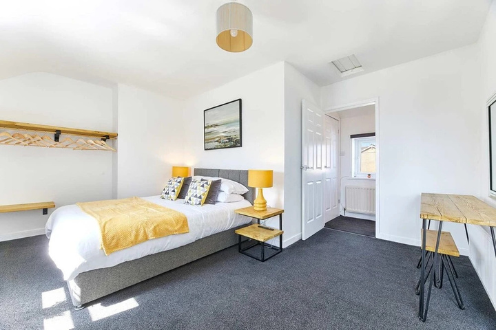 Room 2 of 10