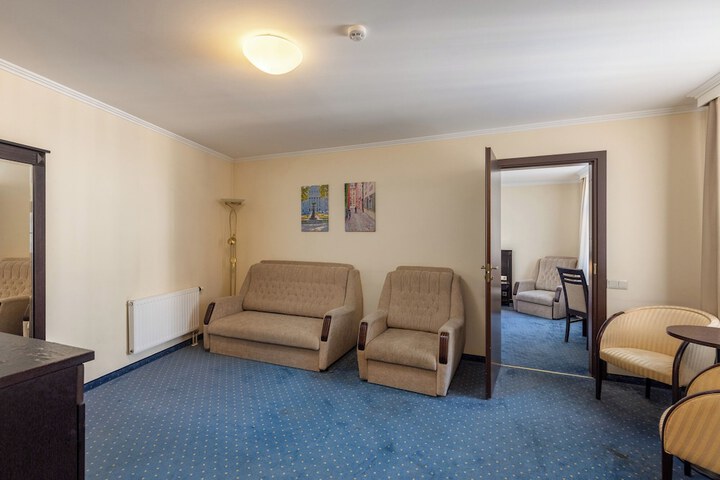 Room 32 of 48