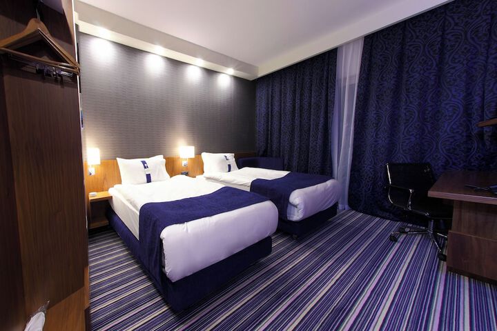 Room 4 of 48