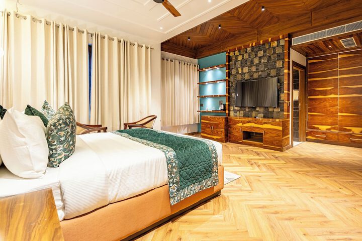 Room 6 of 25