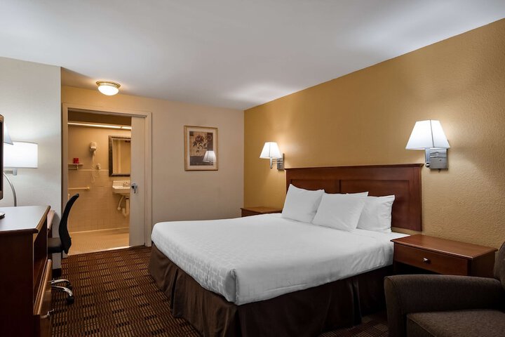 1 King Bed High Speed Internet Accessible Microwave, Refrigerator, Continental Breakfast (14 of 14)