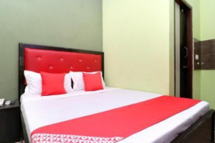 OYO 28180 Hotel Piyush