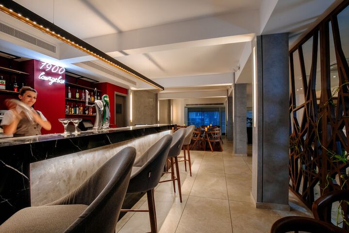 Lounge 94 of 110