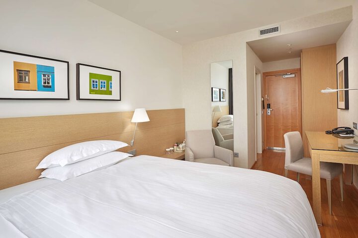 Room 33 of 119