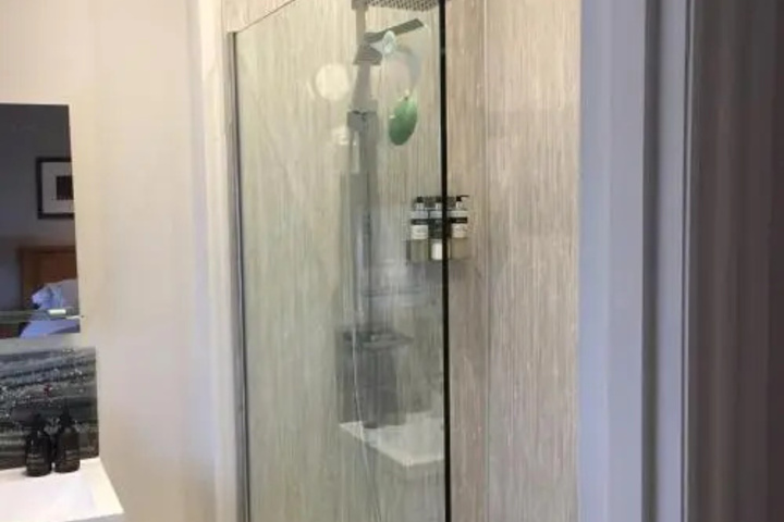 Room 6 of 12