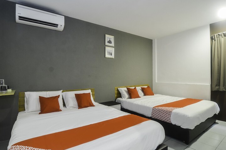 OYO 89465 Golden Lounge